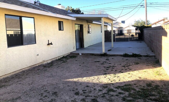 Building Photo - Centrally Located