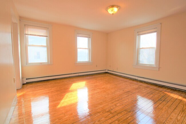 Building Photo - 35 Danforth St