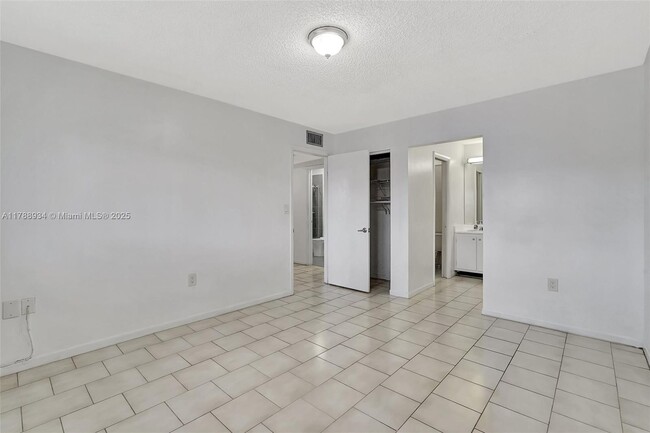 Building Photo - 825 NE 199th St