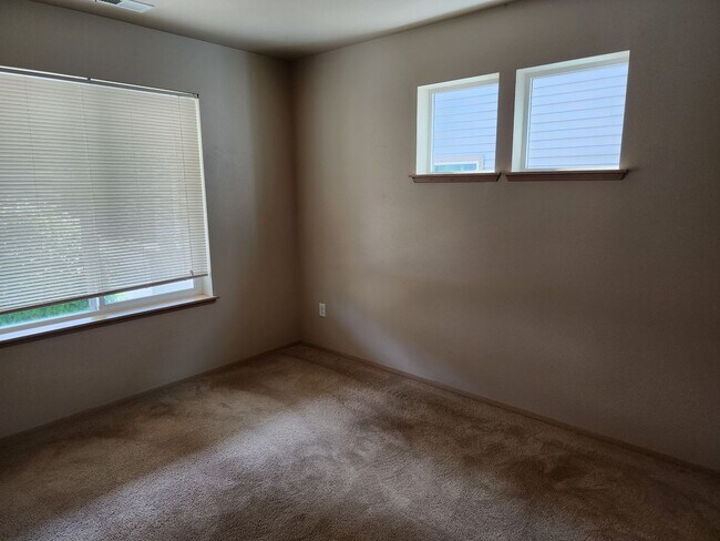 Building Photo - 1569 Burnside Pl