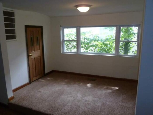 Building Photo - 5BR/2BA House within 0.5 miles of the Indi...