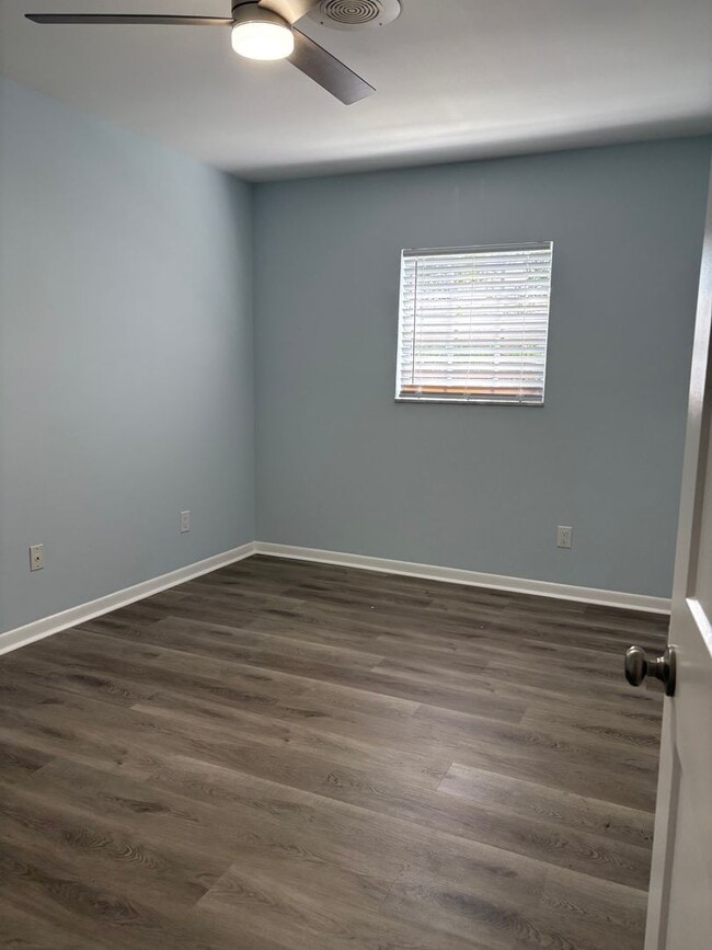 Building Photo - 2510 Lake Ellen Dr