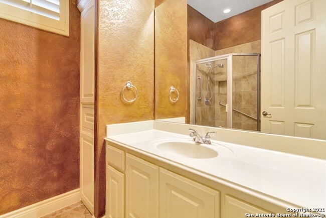 Building Photo - 4 Bedroom/4 Bath Champion Ridge Subdivision