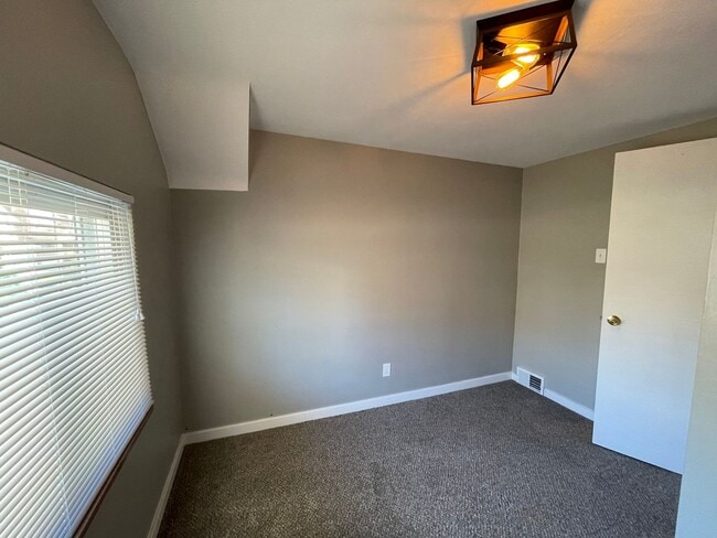 Building Photo - Comfortable 3-Bedroom Home with Private Backyard in Pittsburgh!