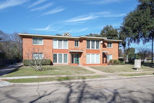 Building Photo - 3914 Gilbert Dr