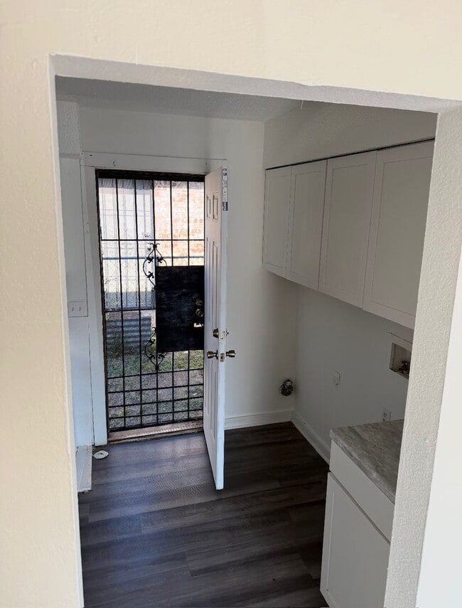 Building Photo - Newly Updated 2 Bed / 1 Bath Duplex