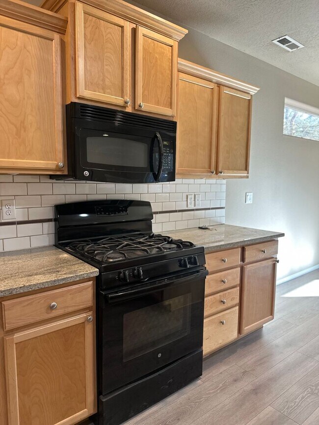 Building Photo - Comfortable Bend Living – 3 Bedroom Home with Spacious Bonus Room!