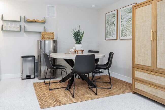 Building Photo - 4000 Highland Dr