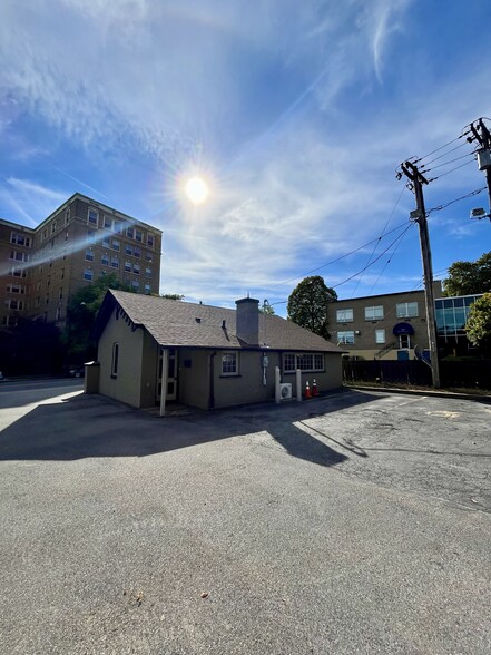 Building Photo - 104 Linwood Ave