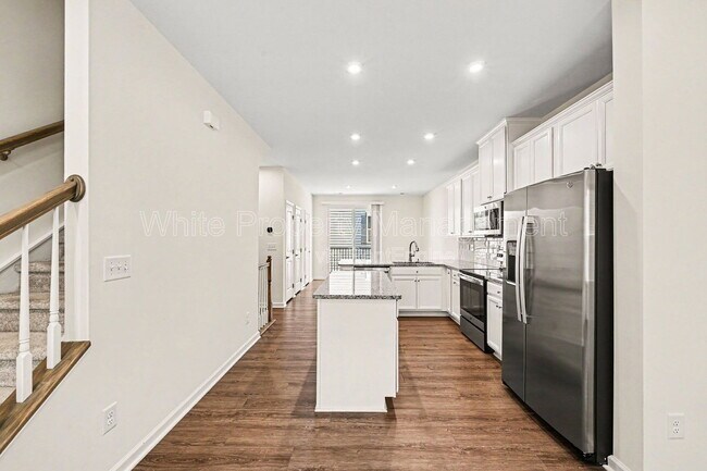 Building Photo - 6222 Cleburne Ct