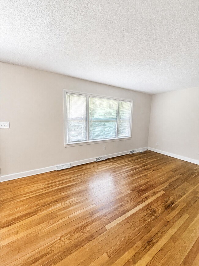 Building Photo - 347 Cedar Dr