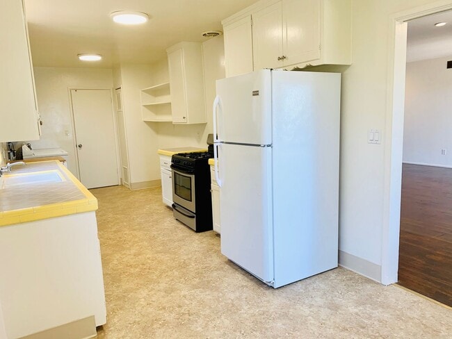 Building Photo - AVAILABLE NOW! BEAUTIFUL 3BD/1.5BA POINT LOMA HOME w/ GARAGE & LAUNDRY!