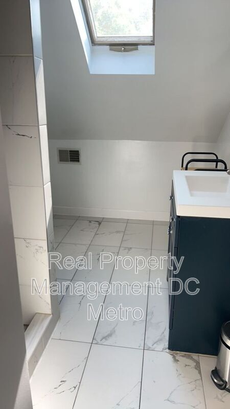 Building Photo - 1241 Monroe St NE