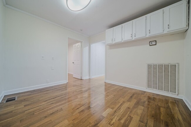 Building Photo - Spacious & Newly Renovated 5-Bedroom Home Available May 9!