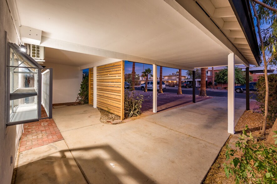 Building Photo - 1416 W Clarendon Ave