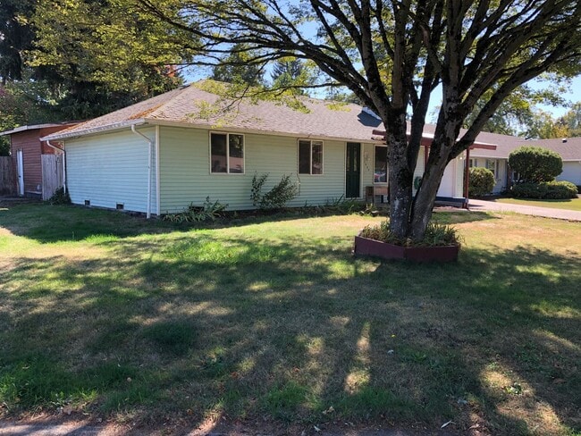 Building Photo - 3 bedroom 1 bath house in Eugene! MOVE IN SPECIAL!