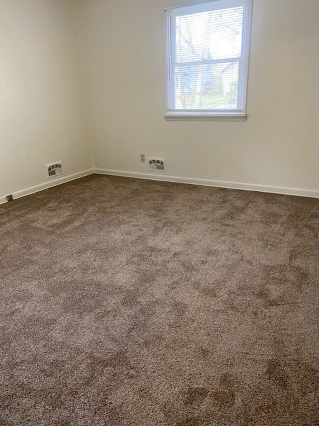 Building Photo - CHARMING 3 BED, 1 BATH HOME