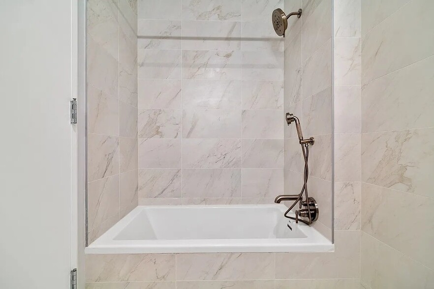 Building Photo - 200 E 23rd St