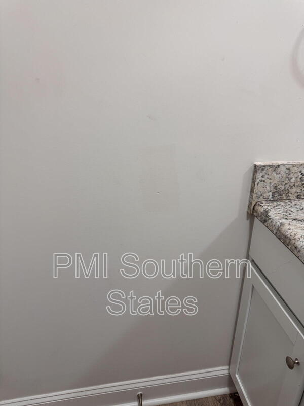 Building Photo - 204 Walnut Hill Dr