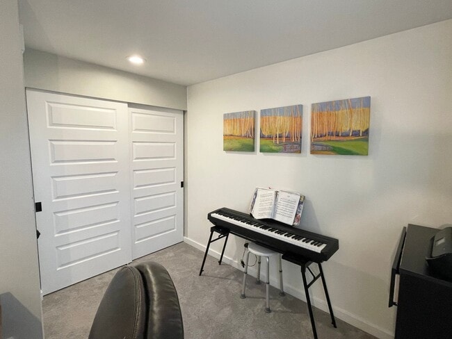 Building Photo - Remodeled 3-Bedroom Penthouse Condo with Views!