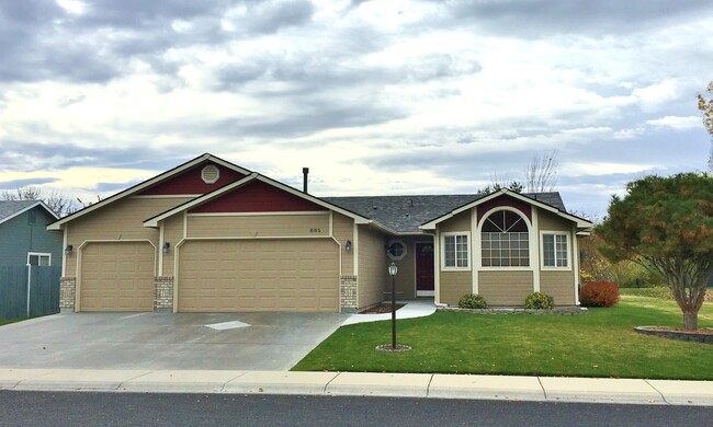 Primary Photo - Beautiful 3 bed 2 bath home in a quiet cul...