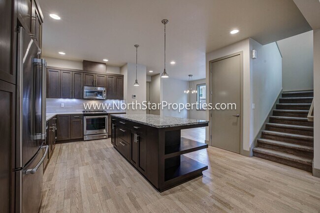 Building Photo - Town home located in west side Bend