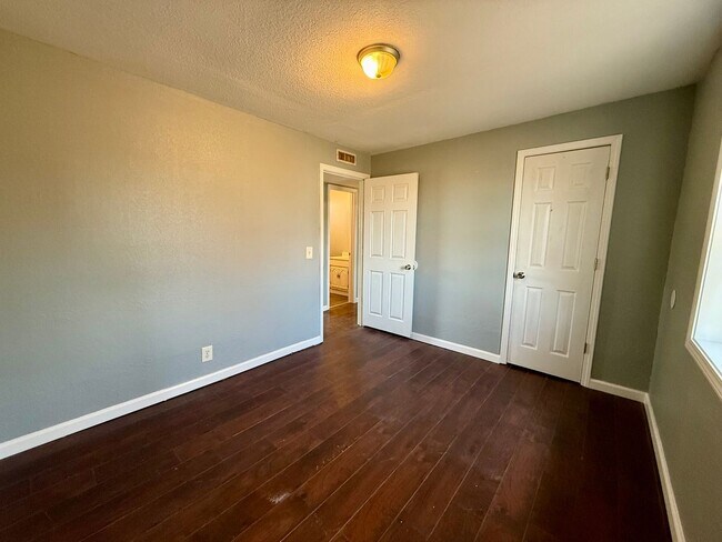 Building Photo - 3 Bedroom/1 Bathroom Home in Paragould AR - $1,100/month - Section 8 Welcome!