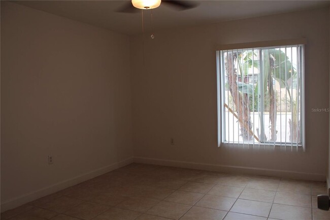 Building Photo - 3832 N Lake Dr