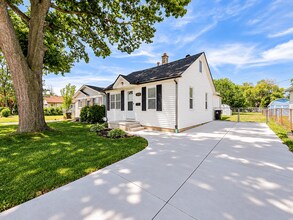 Building Photo - Beautifully Renovated 3-Bedroom, 1 Bathroom Ranch. Updated Kitchen w/ All Appliances, Large Maste...