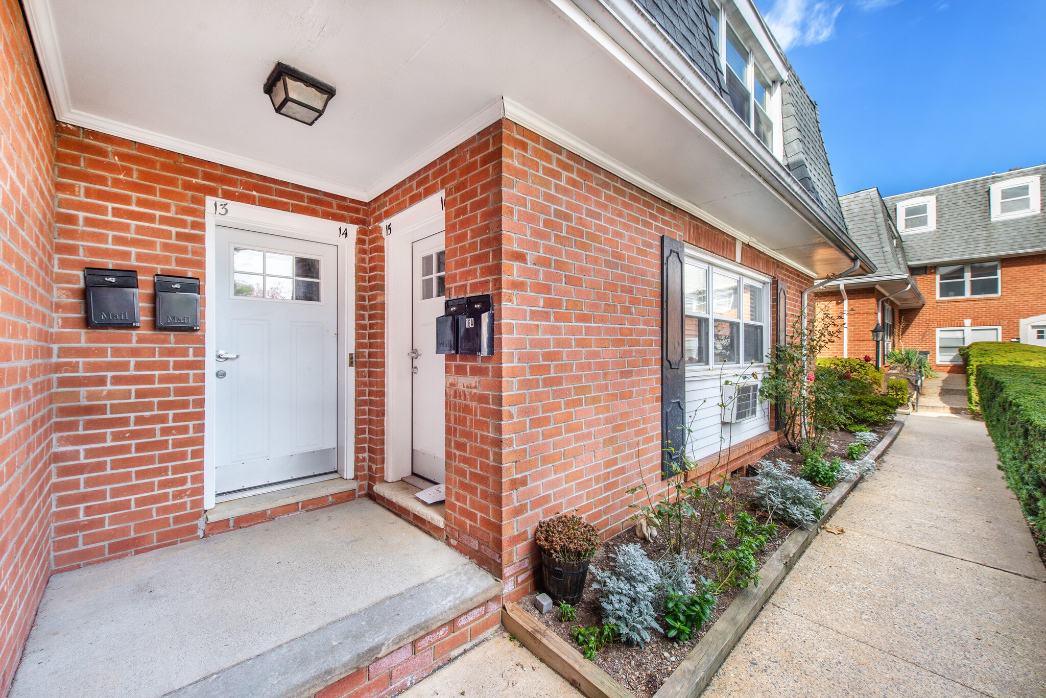 Building Photo - 25 River Rd