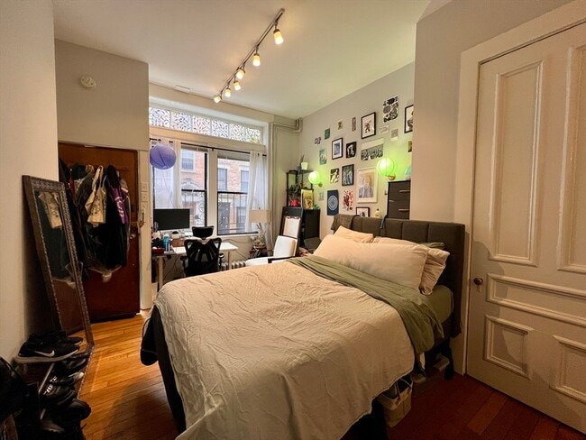 Building Photo - 83 W Cedar St