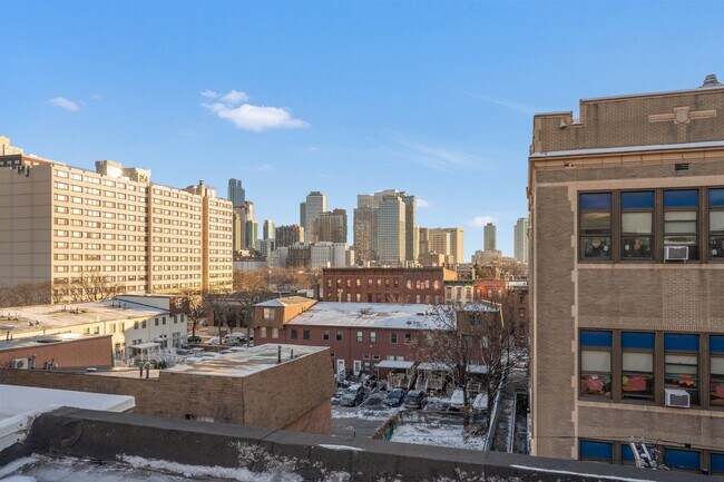 Building Photo - 214 9th St