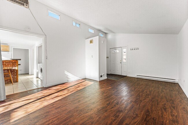 Building Photo - Great location near City Park!