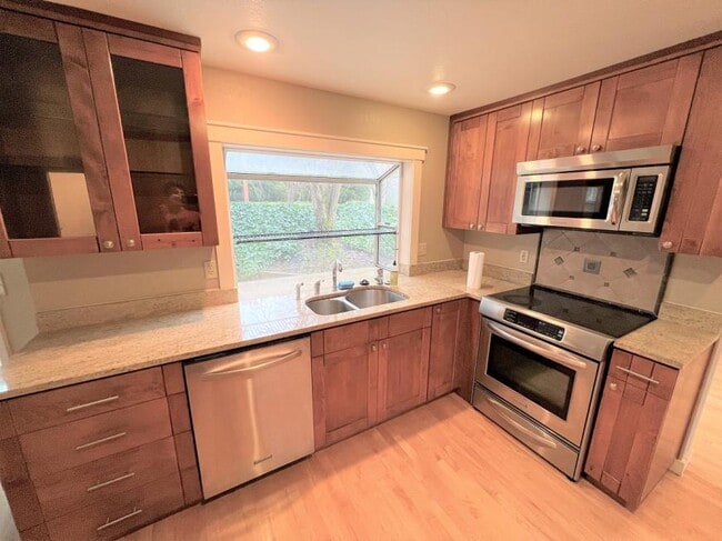 Building Photo - 3 bedroom in Kirkland WA 98033