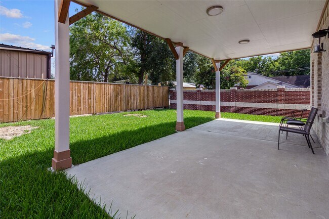 Building Photo - 2204 Hoskins Dr