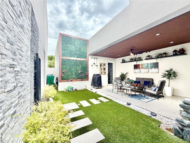 Building Photo - 6415 NW 105th Ct