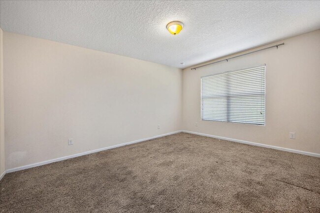 Building Photo - Spacious 4 Bedroom in Fast Growing Nassau County!