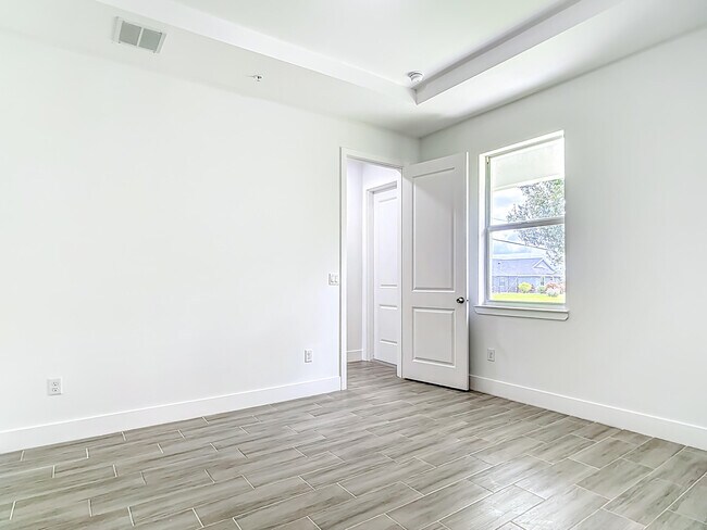 Building Photo - 260 West Dr