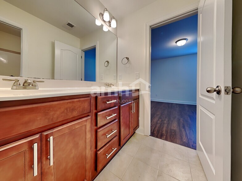 Building Photo - 100 Doral Blue Dr