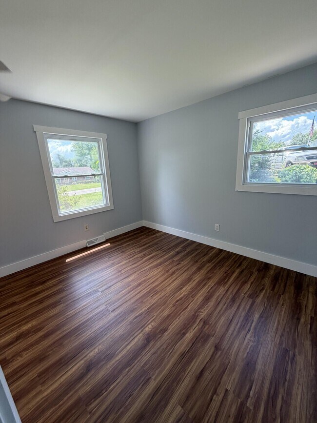 Building Photo - 721 Wayland Dr