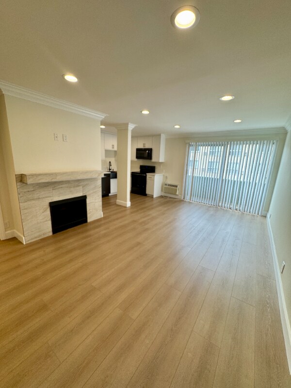 Building Photo - 2414 S Barrington Ave