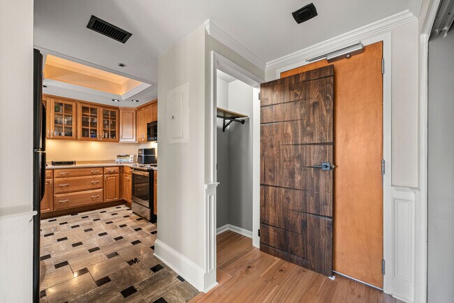 Entry and coat closet - 1130 Piedmont Ave NE