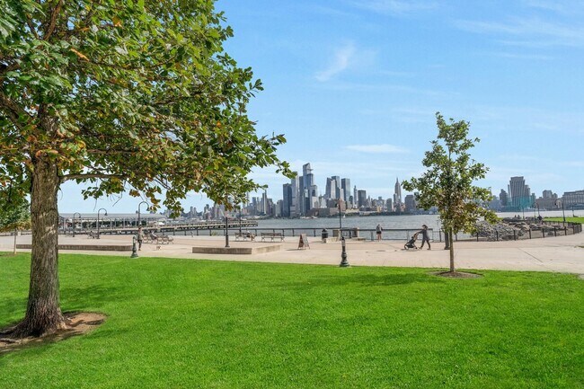 Building Photo - 1025 Maxwell Ln