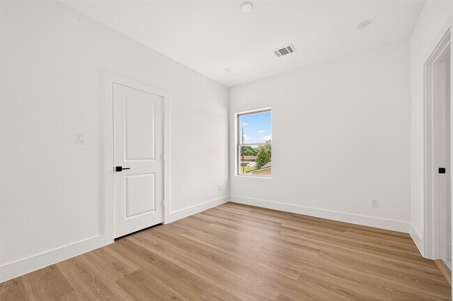 Building Photo - 7422 Maxroy St