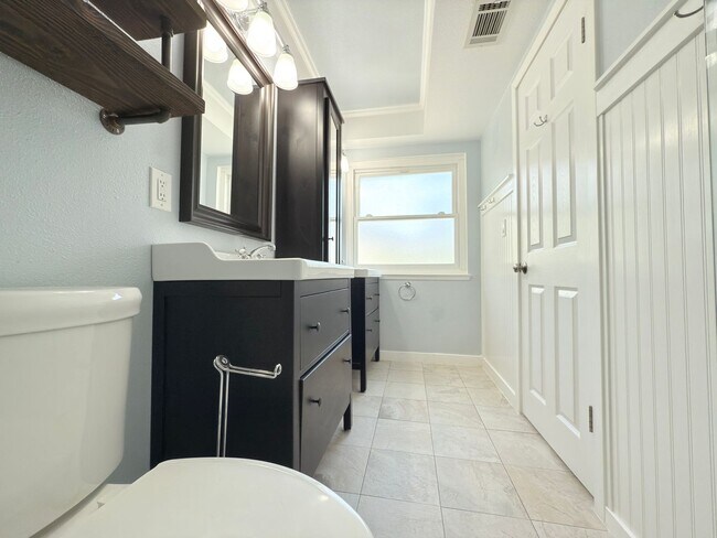 Building Photo - Spacious 4-Bedroom Home in Prime Santa Cla...