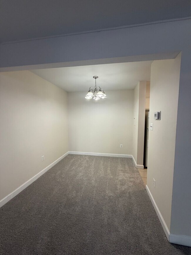 Building Photo - 3 LEVEL TOWNHOUSE WITH 3BEDROOMS AND 2 FULL BATHS