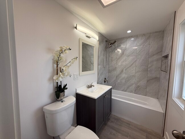 Building Photo - 9304 S Justine St