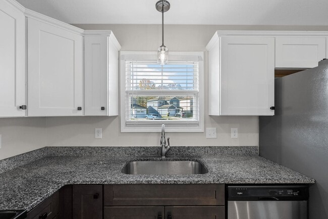 Building Photo - Pet Friendly Three Bedroom!