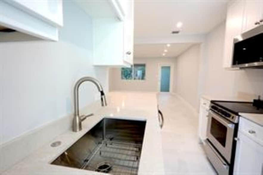 Building Photo - 631 NE 17th Way