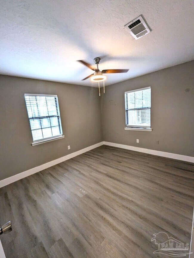 Building Photo - 6045 Hamilton Bridge Rd